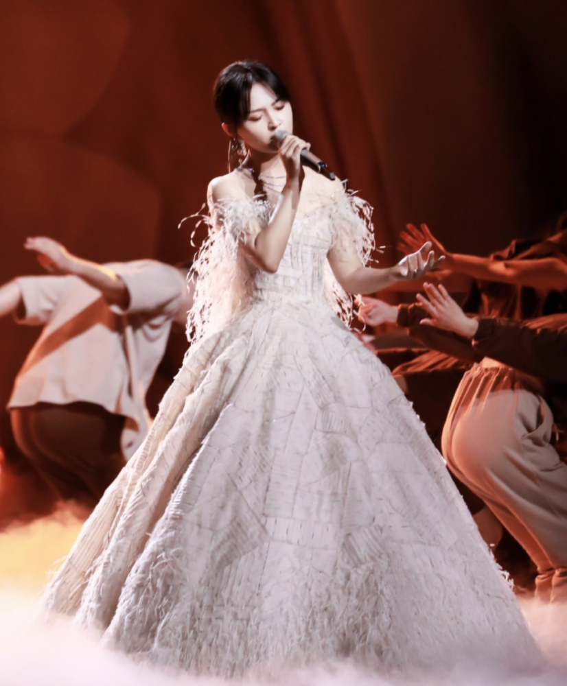 赵丽颖|赵丽颖时尚资源太虐？金鹰奖穿过季礼服被嘲，宋茜周笔畅都是高定