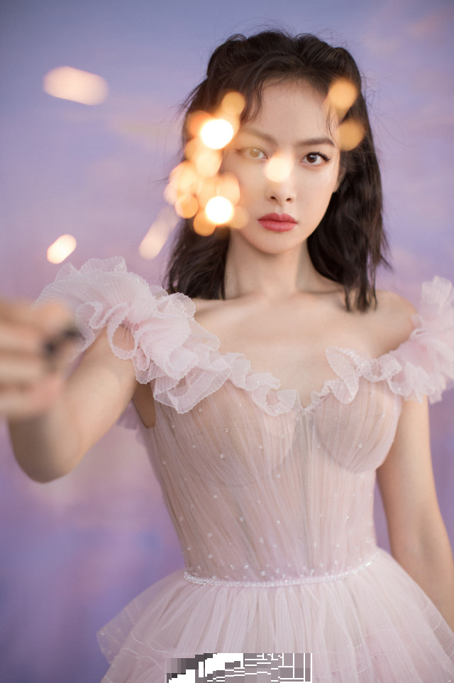 赵丽颖|赵丽颖时尚资源太虐？金鹰奖穿过季礼服被嘲，宋茜周笔畅都是高定