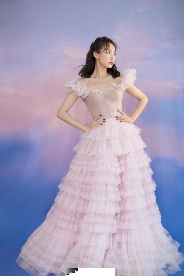 赵丽颖|赵丽颖时尚资源太虐？金鹰奖穿过季礼服被嘲，宋茜周笔畅都是高定