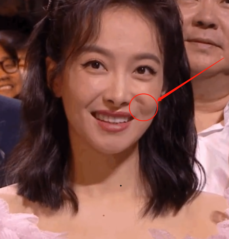 赵丽颖|赵丽颖发表获奖感言时，宋茜坐台下撇嘴被嘲，法令纹走向太奇怪