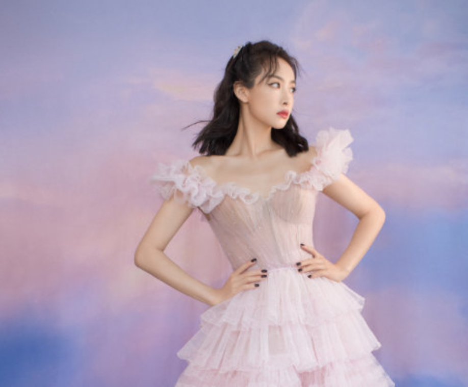 赵丽颖|赵丽颖发表获奖感言时，宋茜坐台下撇嘴被嘲，法令纹走向太奇怪