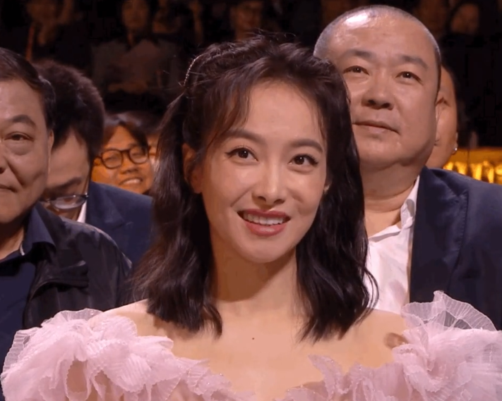 赵丽颖|赵丽颖发表获奖感言时，宋茜坐台下撇嘴被嘲，法令纹走向太奇怪