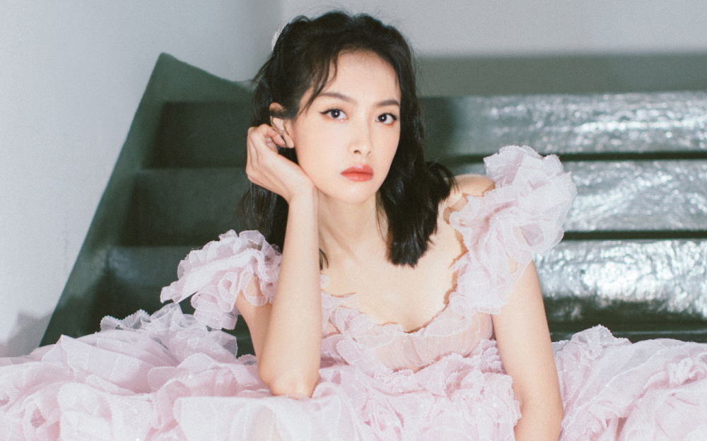 赵丽颖|赵丽颖发表获奖感言时，宋茜坐台下撇嘴被嘲，法令纹走向太奇怪