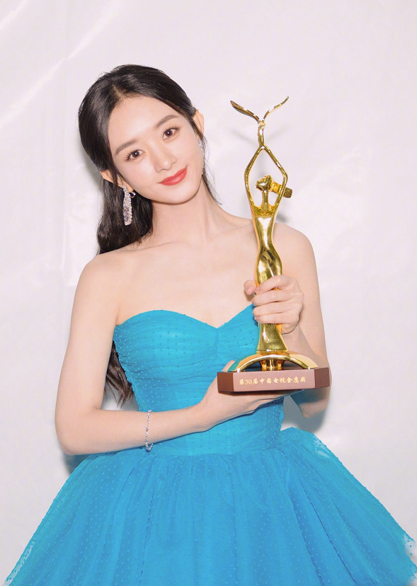 赵丽颖|赵丽颖发表获奖感言时，宋茜坐台下撇嘴被嘲，法令纹走向太奇怪