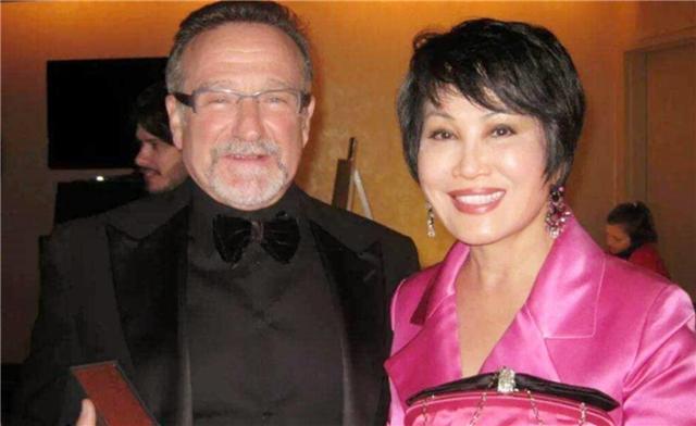 传奇人生 靳羽西 从150美元挣到亿万身家 春晚前排一坐年 靳羽西 春晚 世界各地 马明斯