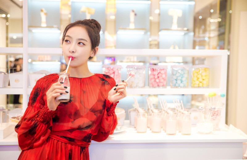 金鹰女神|宋茜金鹰女神造型翻车？暴露身材短板，重到走路都需要搀扶