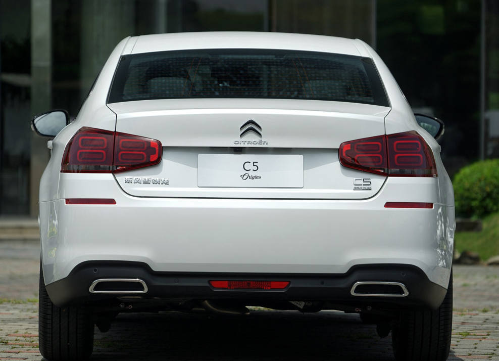 全新一代雪铁龙c5外观造型别致配置升级内饰也更抢眼