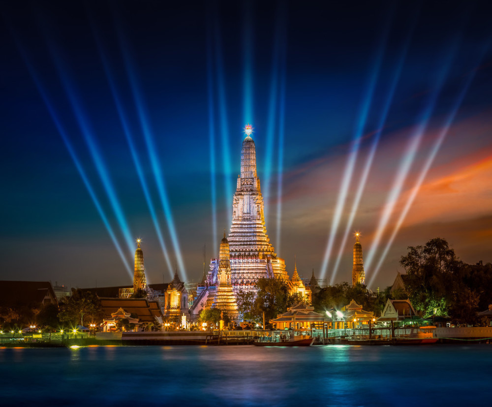 泰国郑王庙夜景拉玛一世在推翻郑昭(他信大帝)后,为避免因王朝更替