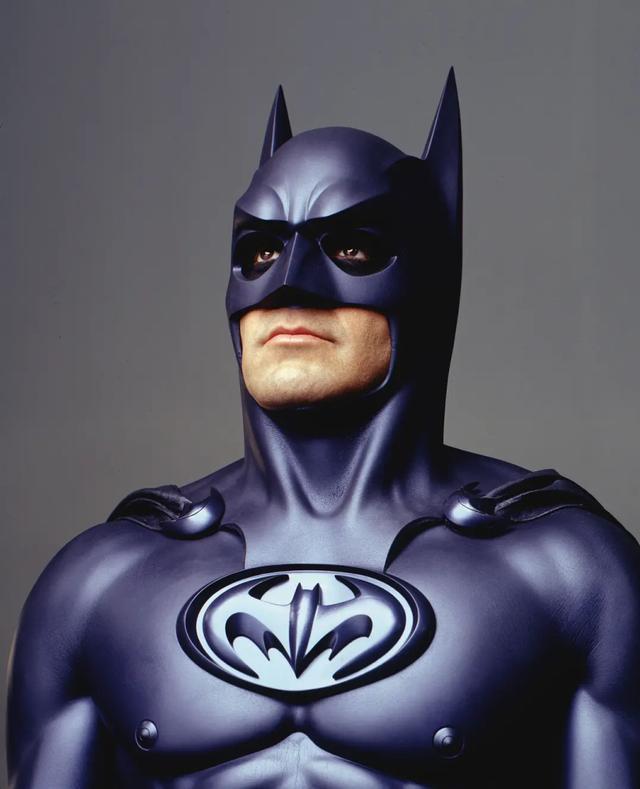 乔治克鲁尼蝙蝠侠战衣图片