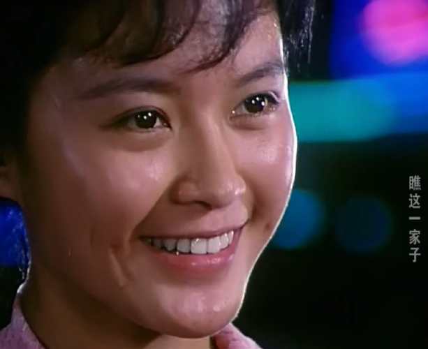 张岚角色的突破性在与同片中张金玲饰演的嘉英,方舒饰演的小红对比中