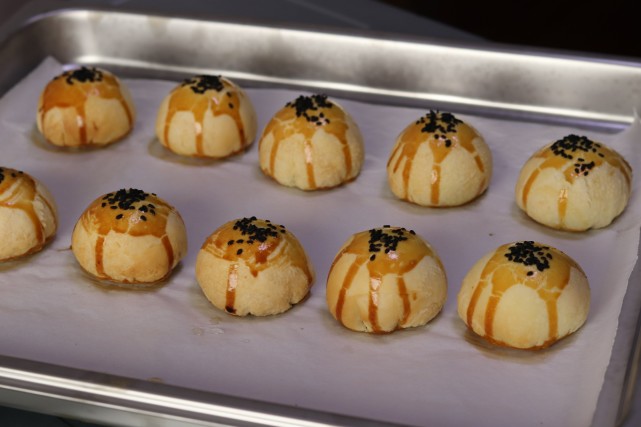 想吃甜点不用买,教你自制蛋黄酥,香酥掉渣,咬一口真过瘾