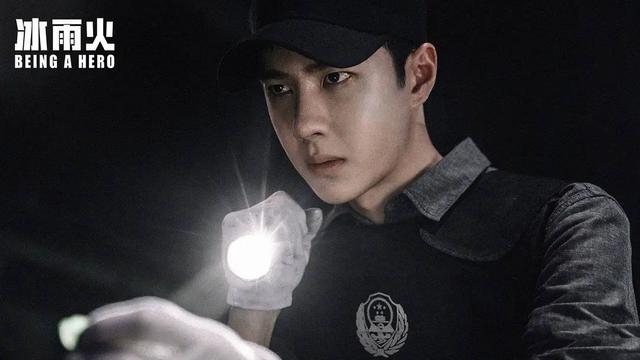 赵丽颖|赵丽颖为王一博介绍前辈，王一博耳根都红了，网友：颖宝人美心善