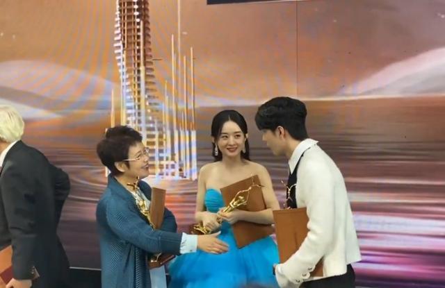 赵丽颖|赵丽颖为王一博介绍前辈，王一博耳根都红了，网友：颖宝人美心善