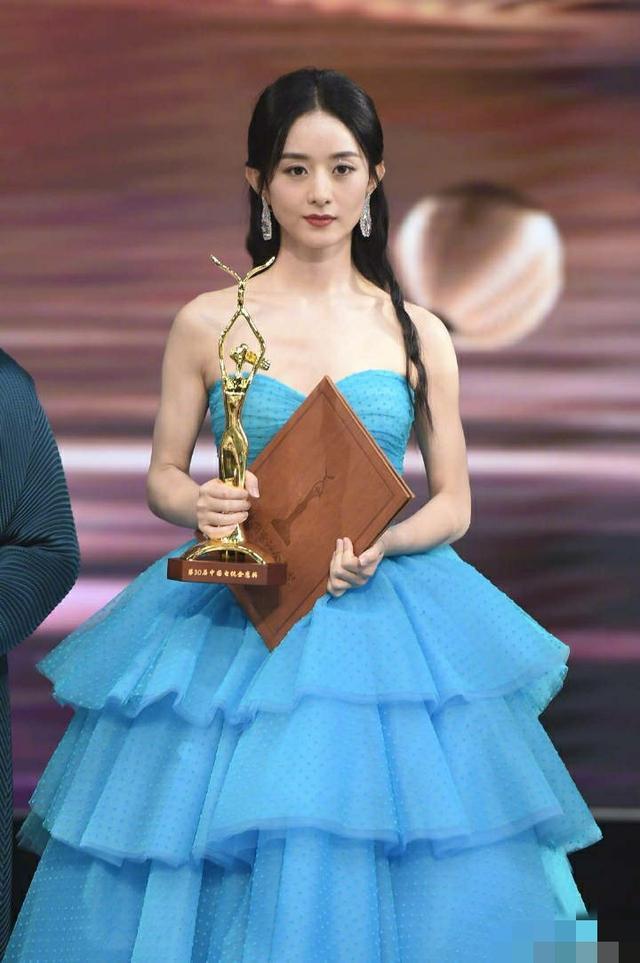 赵丽颖|赵丽颖为王一博介绍前辈，王一博耳根都红了，网友：颖宝人美心善