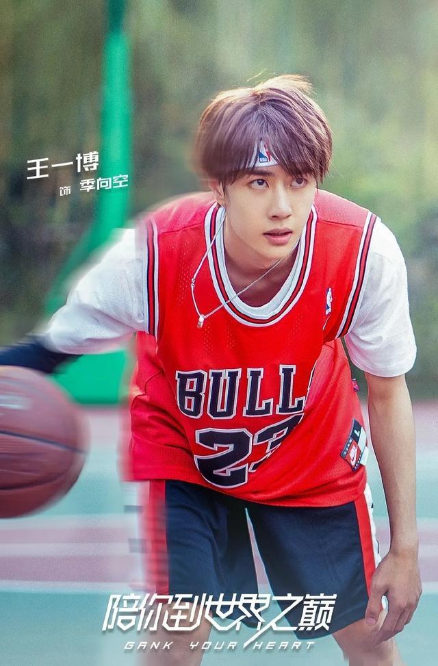 赵丽颖|赵丽颖为王一博介绍前辈，王一博耳根都红了，网友：颖宝人美心善