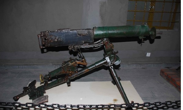 1916年7月的索姆河战役中,马克沁重机枪首次出现在战场上,仅用了1天