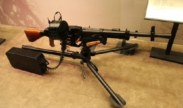 第二款是57式重机枪,这是仿制前苏联sgm中型机枪,1957年生产定型后