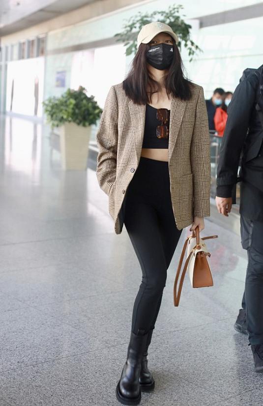 腿精上线!关晓彤穿紧身裤搭露脐装走机场,苗条身材抢镜