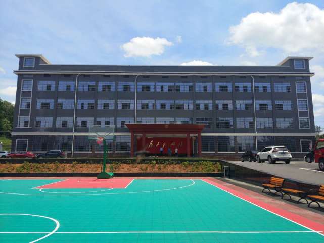 (焕然一新的诸甲亭乡人民政府大院)