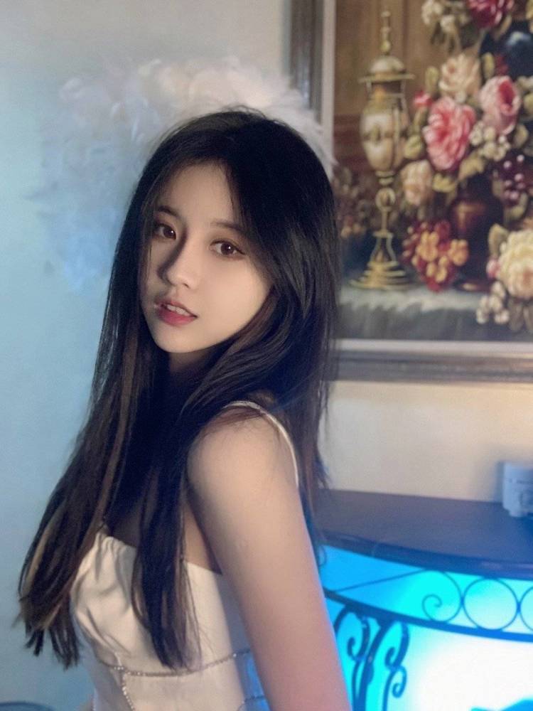 杨清柠晒出最新生活照整体风格突变刘亦菲与鞠婧祎合体