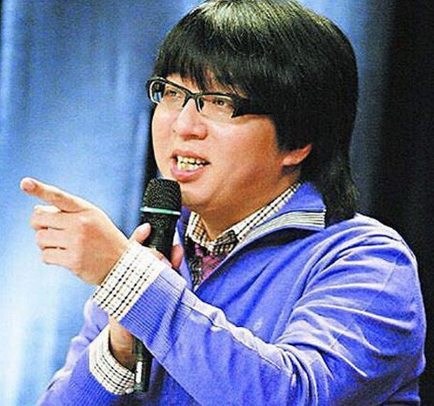 she和袁惟仁甚至she三姐妹还写了一首歌《听袁惟仁弹吉他》来感激