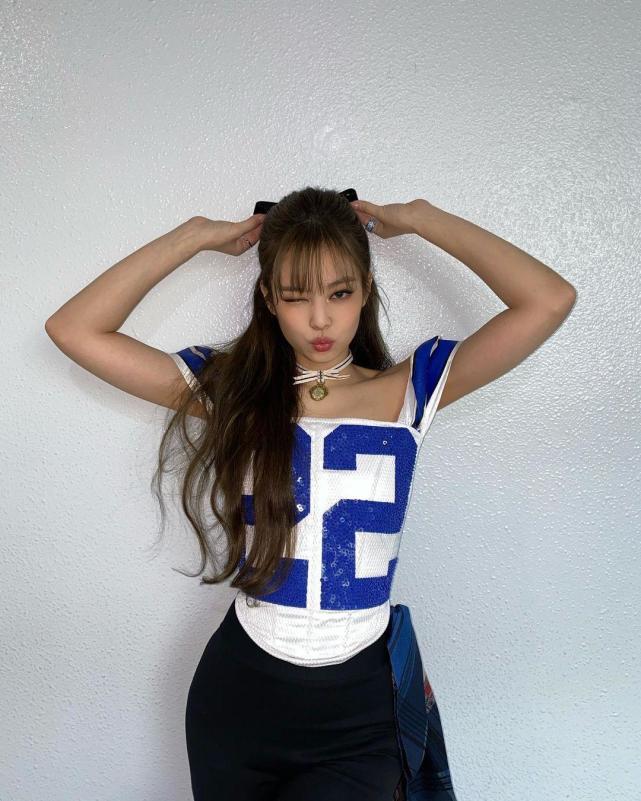 粉墨jennie俏皮嘟嘴似小猫;金智秀踩高跷苹果肌比心,被称队内大姐大