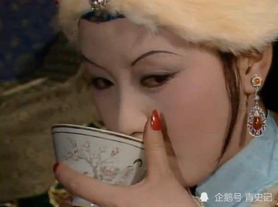 贾府|刘姥姥饭桌上的四句酒令，细琢磨，暗藏一个可怕的秘密！