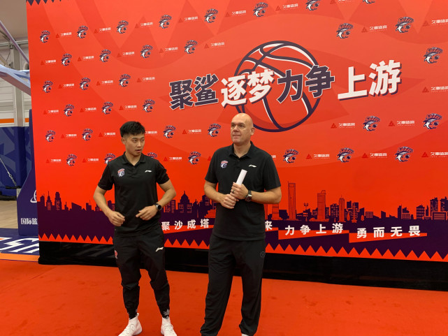 上海男篮出征提出新赛季口号 外教：球队目标拿到季后赛资格