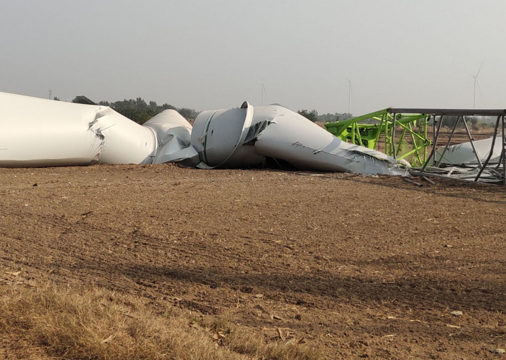 山东阳信一风力发电机吊装发生倒塌现场一片狼藉
