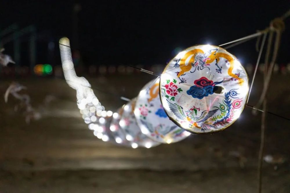 还进行了 上海地区首次的夜光风筝展示.