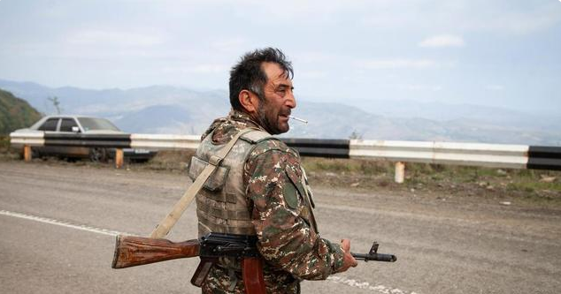 大片国土落入敌手,亚美尼亚不再克制,直接打开军火库向平民发枪