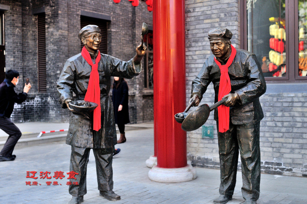 博物馆门前有四尊中华食神雕像,他们分别是王甫亭,唐克明,刘国栋