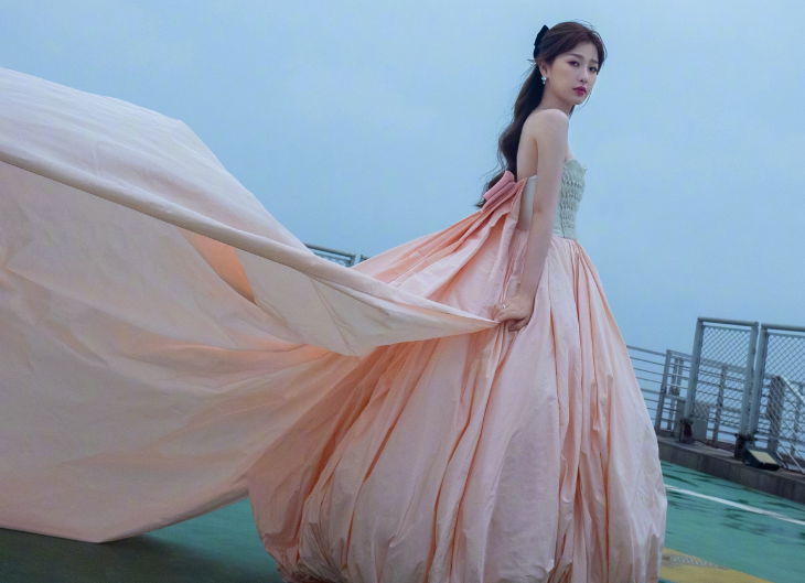 虞书欣参加金鹰奖央视采访镜头下肉肉脸抢镜颜值我真没看错