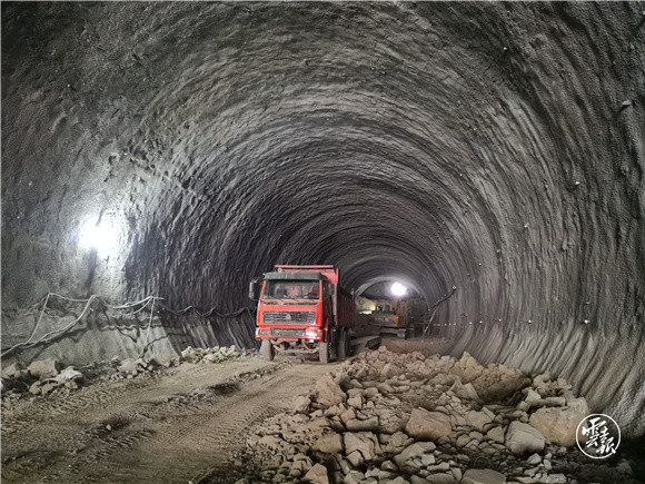 弥蒙铁路首座隧道贯通