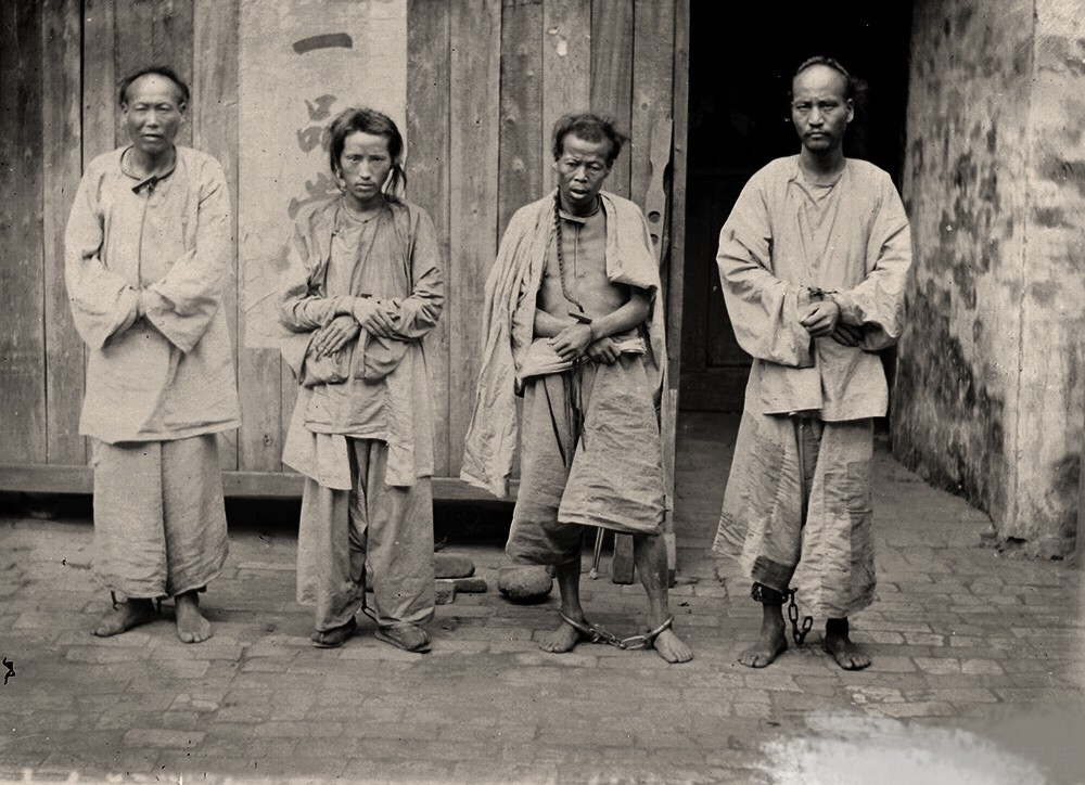 1892年的一组行刑老照片刽子手体型瘦弱犯人的眼神很可怕