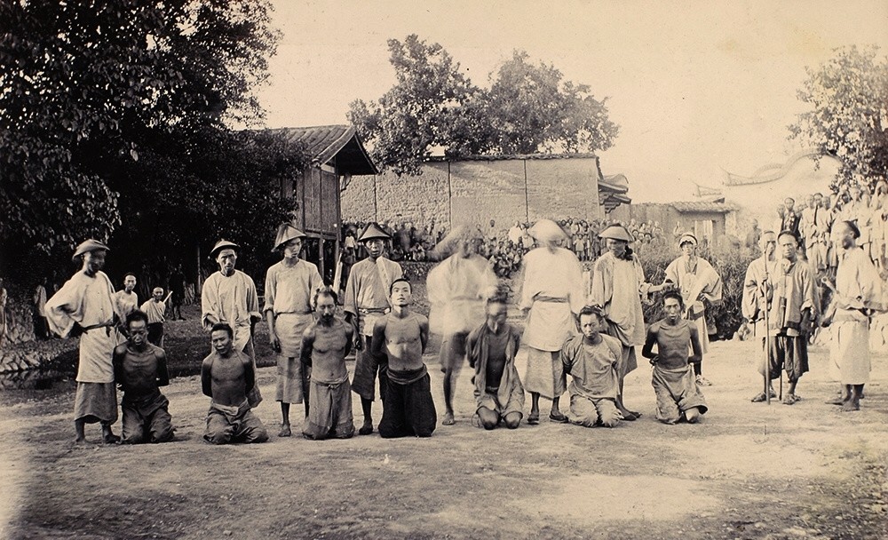 1892年的一组行刑老照片刽子手体型瘦弱犯人的眼神很可怕