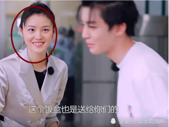 王佳宁懂得用自己的方式去提升团队的凝聚力,因为王俊凯的领唱让杜