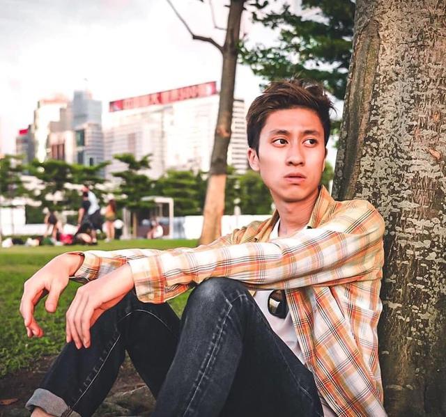 28岁演员黎嘉骏坠楼身亡,父母认尸现场崩溃痛哭,亲姐