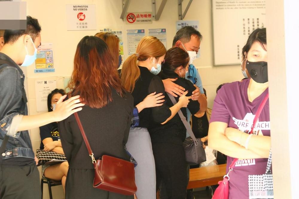 黎嘉骏|28岁演员黎嘉骏坠楼身亡，父母认尸现场崩溃痛哭，亲姐拒绝透露死因