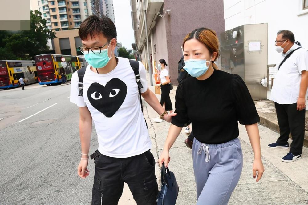 黎嘉骏|28岁演员黎嘉骏坠楼身亡，父母认尸现场崩溃痛哭，亲姐拒绝透露死因