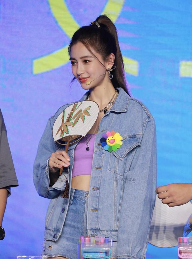 angelababy真是迷死人了,穿交叉吊带露背连衣裙太惊艳