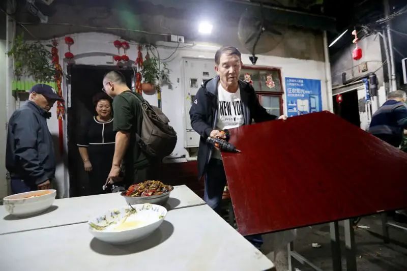 谁家的碗自己领回.桌子卸了腿再搬回.陶伟春家已经开始"蚂蚁搬家"了.