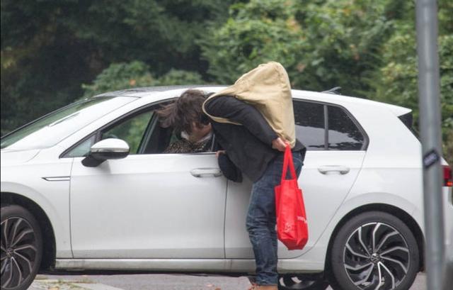 基努·里维斯|56岁基努里维斯与女友吻别，却被误以为是流浪汉，网友：发量王者