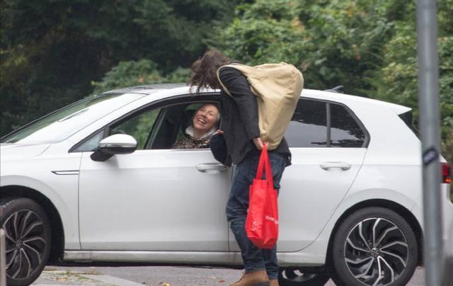 基努·里维斯|56岁基努里维斯与女友吻别，却被误以为是流浪汉，网友：发量王者