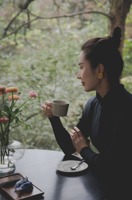 董花花|董花花带儿女秋游，打扮珠光宝气贵气逼人，气质被赞天花板级别