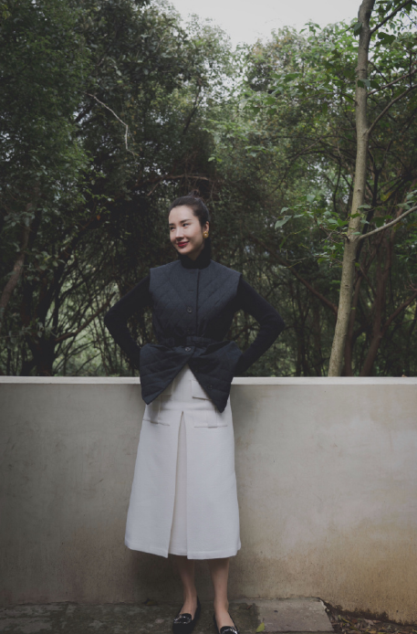 董花花|董花花带儿女秋游，打扮珠光宝气贵气逼人，气质被赞天花板级别