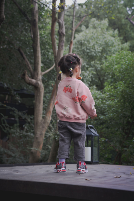 董花花|董花花带儿女秋游，打扮珠光宝气贵气逼人，气质被赞天花板级别