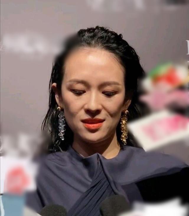 章子怡生二胎后首现身时尚活动生图车祸皱纹多发际线后移严重