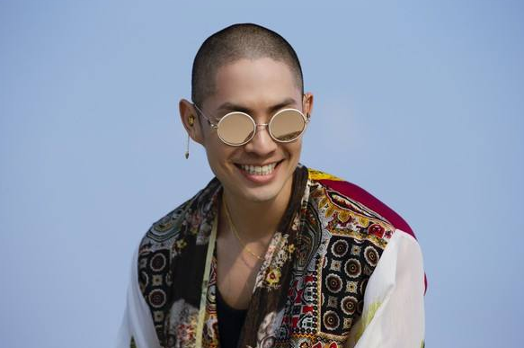 注意到吴建豪的状态不是很好,称其皮肤太黄,发际线"堪忧",胡子拉碴