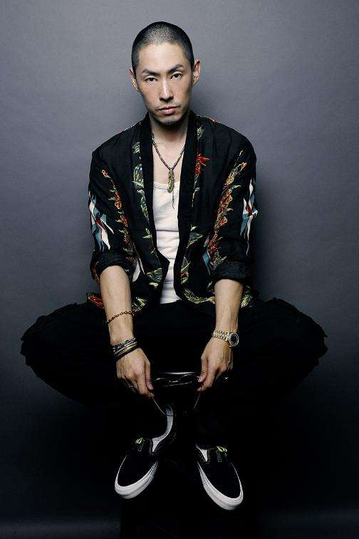 注意到吴建豪的状态不是很好,称其皮肤太黄,发际线"堪忧",胡子拉碴